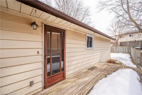 70 Churchill St, Waterloo, ON, N2L2X2 | Card Image