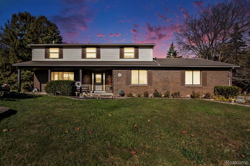 2452 Lassiter Dr, Rochester Hills, MI, 48309-1521 | Card Image