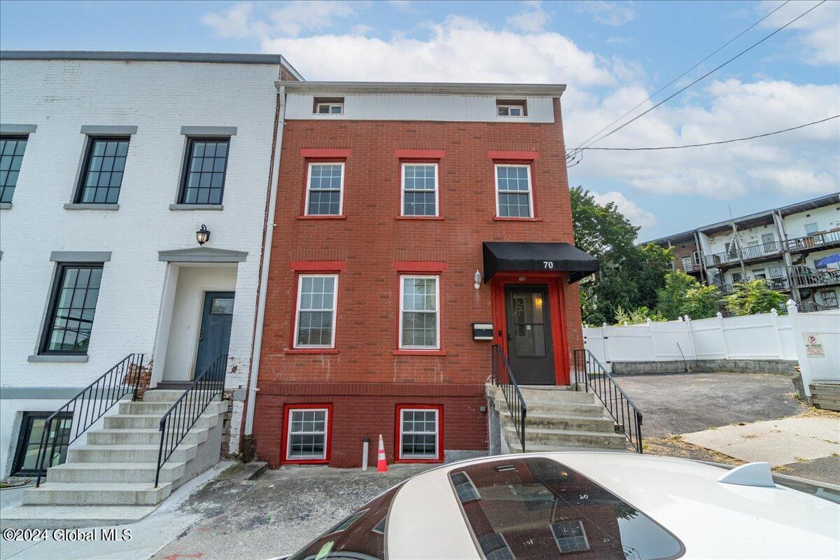 Livingston Ave, Albany, NY 12207