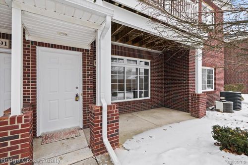 5685 Twin Oaks Dr, Sterling Heights, MI, 48314-3155 | Card Image