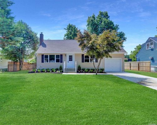 709 10th St, West Babylon, NY, 11704-3526 | Card Image