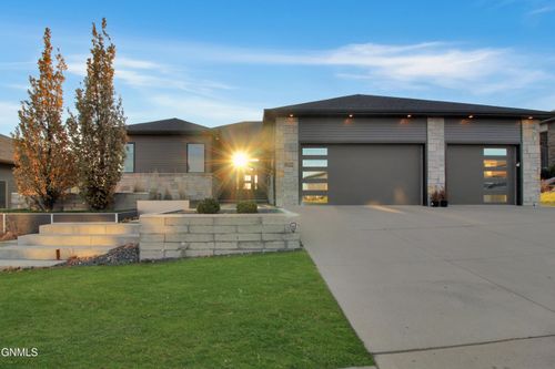 3622 Valley Dr, Bismarck, ND, 58503-1722 | Card Image