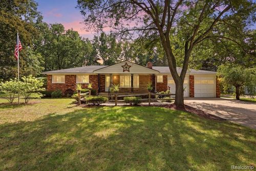 9985 Cedar Island Rd, White Lake, MI, 48386-3806 | Card Image