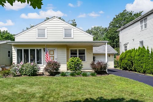 214 Woodstock Ave, Clarendon Hills, IL, 60514-2813 | Card Image