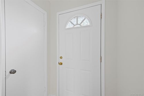 39 Stewart St, Floral Park, NY, 11001-2910 | Card Image