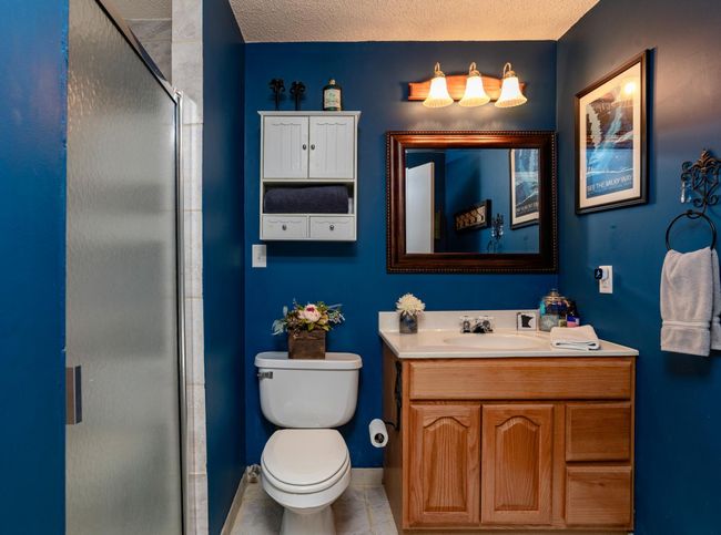 Lower level bath.jpg | Image 34