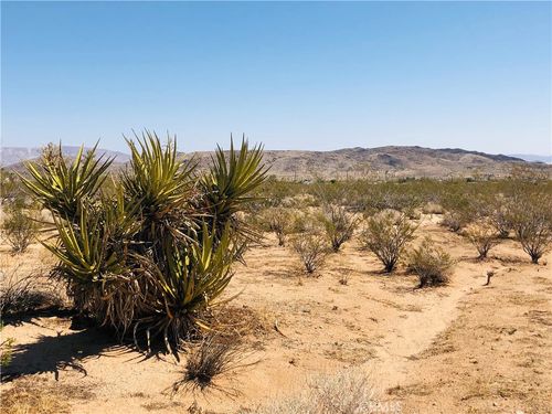 2 Geronimo Trl, Landers, CA, 92285 | Card Image