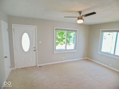 Entry/living room | Image 2