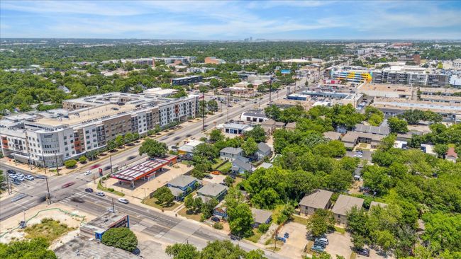 700 W North Loop Blvd, House other with 2 bedrooms, 1 bathrooms and null parking in Austin TX | Image 7
