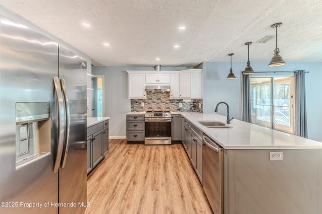 Gorgeous 2023 Kitchen with Soft Close Drawers & Quartz.. | Image 5