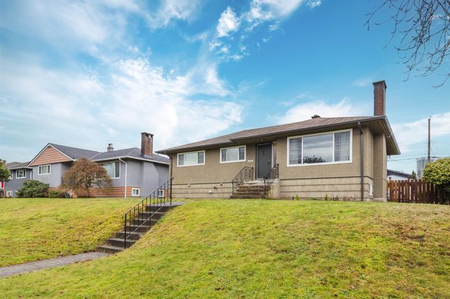 4856 Fairlawn Drive, House other with 5 bedrooms, 2 bathrooms and 1 parking in Burnaby BC | Image 2