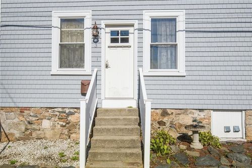 3 Lucas Ave, Newport, RI, 02840-3917 | Card Image