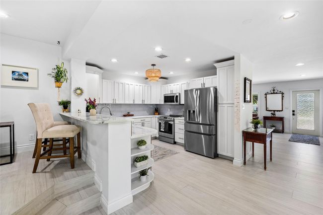 Has counter seating | Image 10