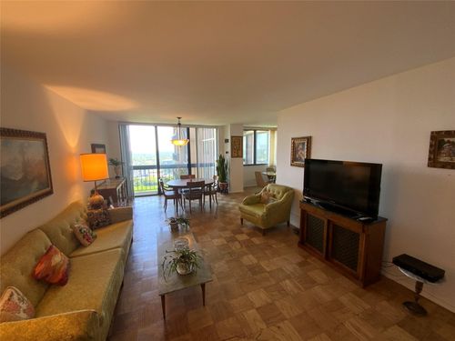 apt-19a-27110 Grand Central Pkwy, Floral Park, NY, 11005-1219 | Card Image