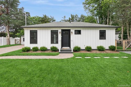 16 Winnie Rd, Center Moriches, NY, 11934-3722 | Card Image