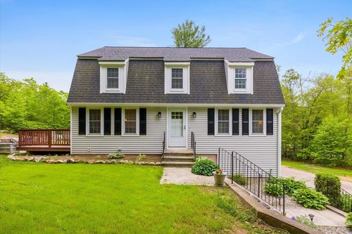 8 Vine St, Douglas, MA, 01516-2700 | Card Image