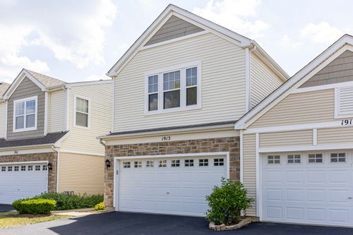 1913-1913 Cobblestone Dr, Carpentersville, IL, 60110-1209 | Card Image