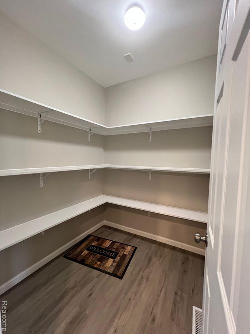 2912 Garland St, Detroit, MI, 48214-2126 | Card Image