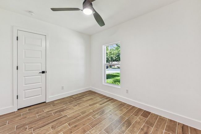 Wake up to peace and privacy in this luxurious, light-filled space. | Image 17