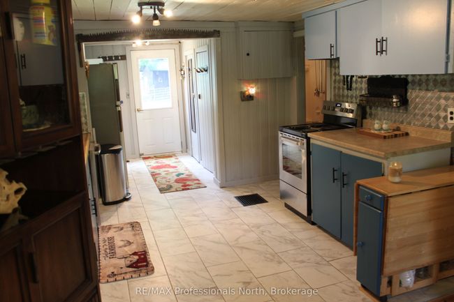 24430 Highway 35 Highway, Home with 2 bedrooms, 1 bathrooms and 4 parking in Lake of Bays ON | Image 16