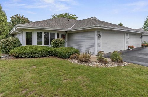 7312 W Mequon Square Dr, Mequon, WI, 53092-8525 | Card Image