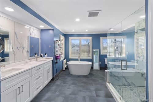1079 Forest Bay Dr, Waterford, MI, 48328-4286 | Card Image