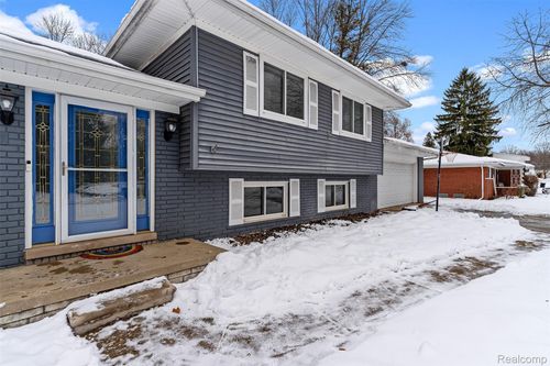 2175 Rollins St, Grand Blanc, MI, 48439-4358 | Card Image