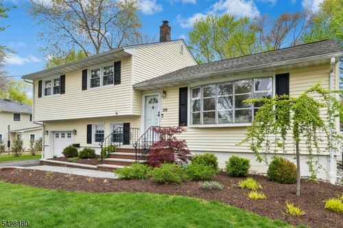 39 Surrey Ln, Berkeley Heights, NJ, 07922-1817 | Card Image
