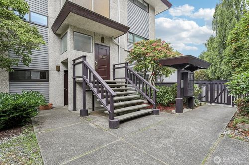 apt-c-300 N 137th St, Seattle, WA, 98133-7428 | Card Image