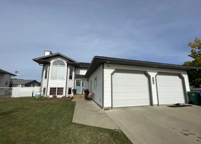 841 Cherry St, House detached with 5 bedrooms, 2 bathrooms and 4 parking in Beaverlodge AB | Image 1