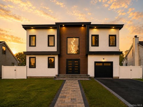 557 Knoll Ct, Seaford, NY, 11783-1118 | Card Image