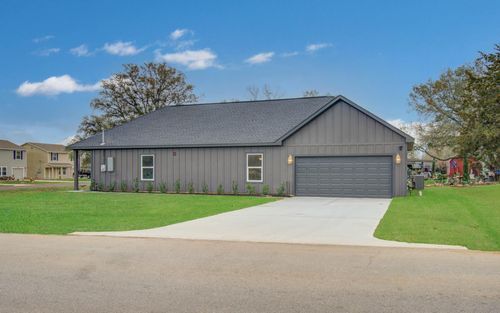 211 19th St, Hempstead, TX, 77445-4151 | Card Image