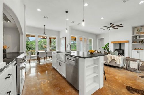 6 Hickory Ct, Wimberley, TX, 78676-2309 | Card Image