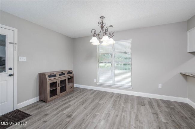 11-Dining Area | Image 11