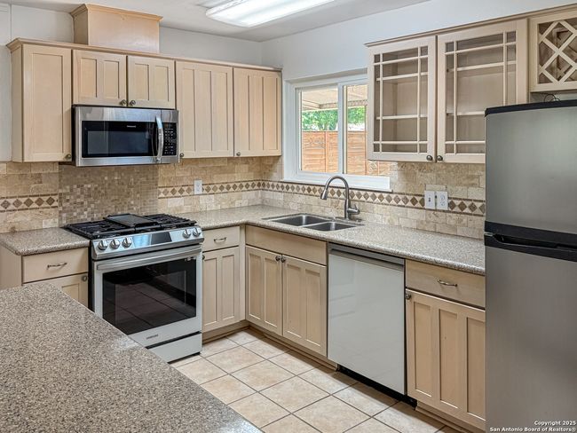 5102 Crown Ln, House other with 3 bedrooms, 2 bathrooms and null parking in Kirby TX | Image 9