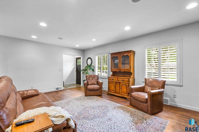 2424 S Main Ave, House other with 4 bedrooms, 3 bathrooms and null parking in Sioux Falls SD | Image 8
