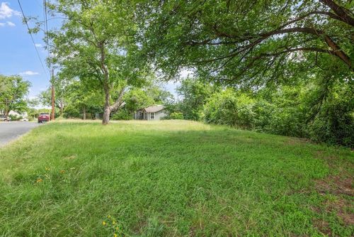 201 E Schubert St, Fredericksburg, TX, 78624-4231 | Card Image