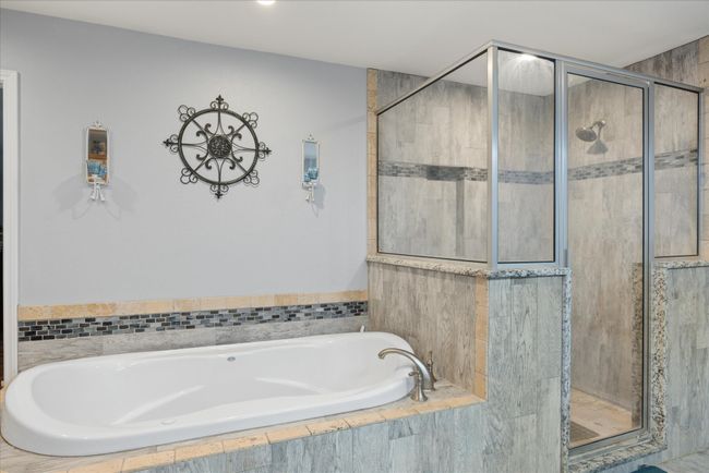 Huge jacuzzi tub | Image 20
