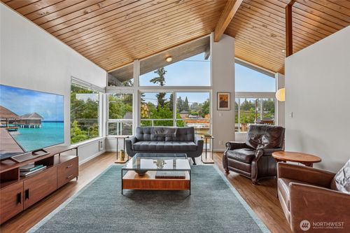 404-5249 40th Ave Ne, Seattle, WA, 98105-3057 | Card Image