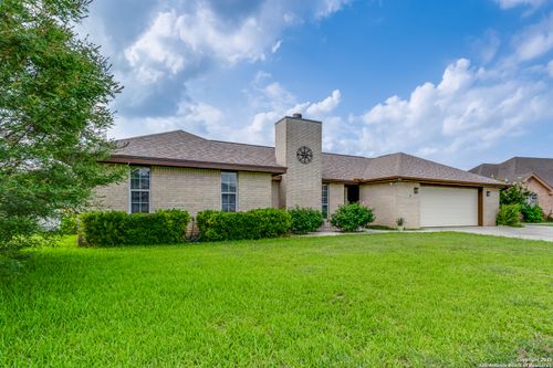 832 Saint James, Seguin, TX, 78155-7143 | Card Image