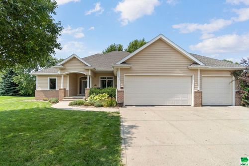588 Sandstone Cir, Dakota Dunes, SD, 57049-5401 | Card Image