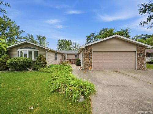 601 Holly Bush Dr, Holly, MI, 48442-1318 | Card Image