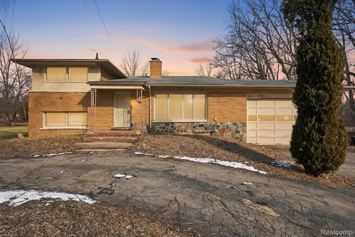 18444 Cornell Rd, Southfield, MI, 48075-7110 | Card Image