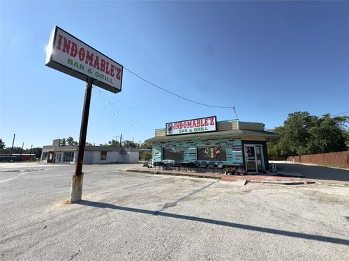 1212 E Pierce St, Luling, TX, 78648-2828 | Card Image