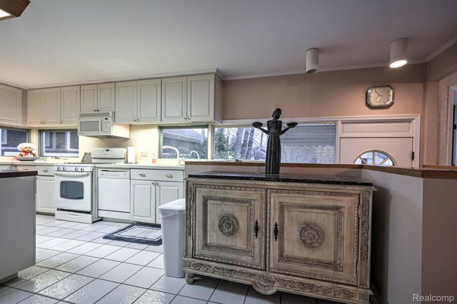 KITCHEN | Image 18