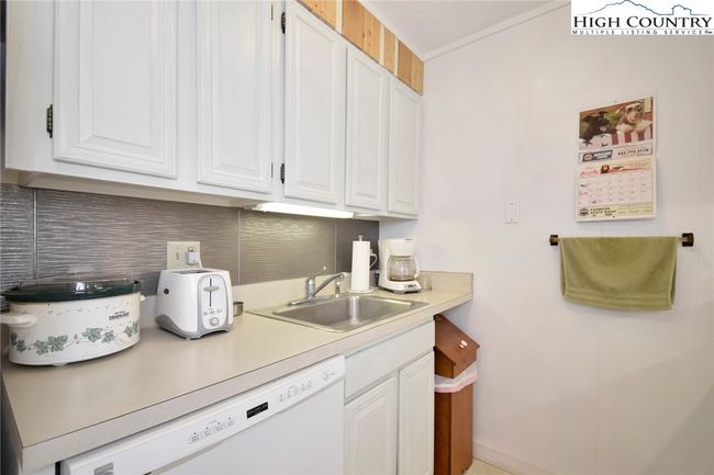 B12 - 388 Skyleaf Dr, Condo with 2 bedrooms, 2 bathrooms and null parking in Sugar Mountain NC | Image 6
