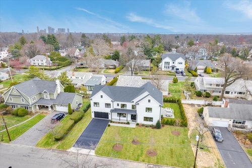 4 Manger Cir, Pelham, NY, 10803-2628 | Card Image