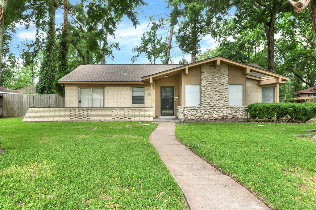 Inwood Dr, Dickinson, TX 77539