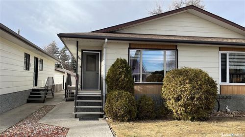211 Maple Street, Maple Creek, SK, S0N1N0 | Card Image