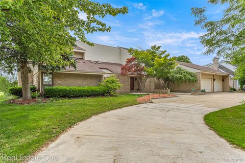 18191 Country Club Cir, Riverview, MI, 48193-8162 | Card Image